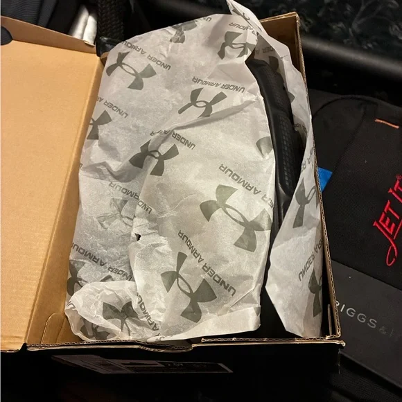 NIB Boys 2.5 Y Under Armour Black Sneakers - Picture 2 of 10